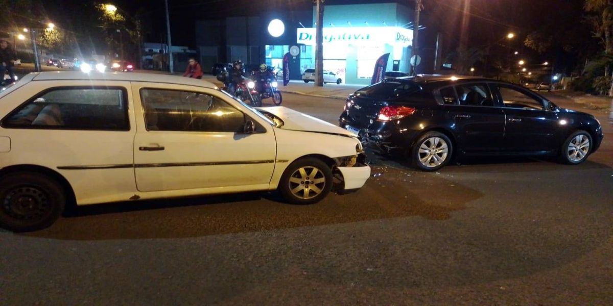 Motorista foge após colisão na Rua Rio da Paz, no Bairro Universitário