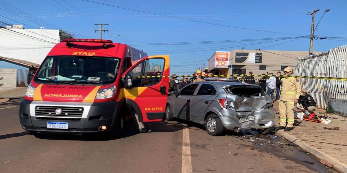 Mãe e filha são prensadas em veículo após colisão de trânsito na Rua Xavantes