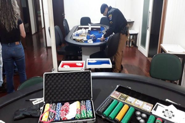 Imagem referente a notícia: Policia Militar fecha casa de jogos no Bairro Country, em Cascavel