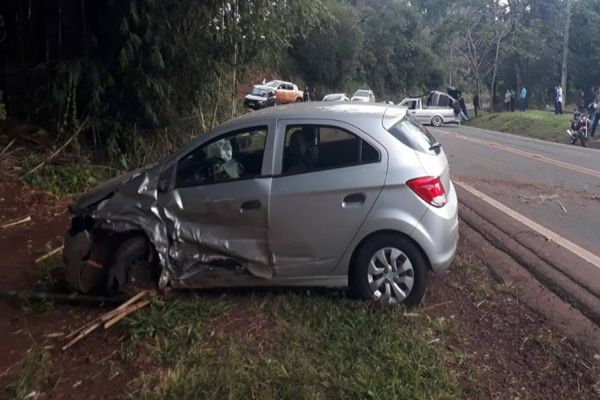 Forte colisão traseira entre três carros deixa cinco pessoas feridas na PR-180