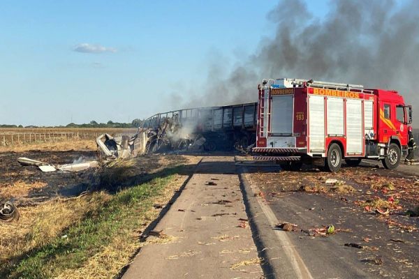 Quatro pessoas morrem em gravíssimo acidente entre carretas na BR-163 em Sorriso; veja