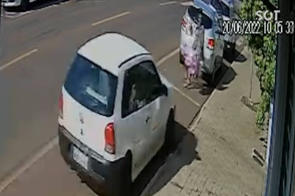 Imagem referente a notícia: Imagens fortes: Câmera de segurança registra gravíssimo acidente na Rua Xavantes