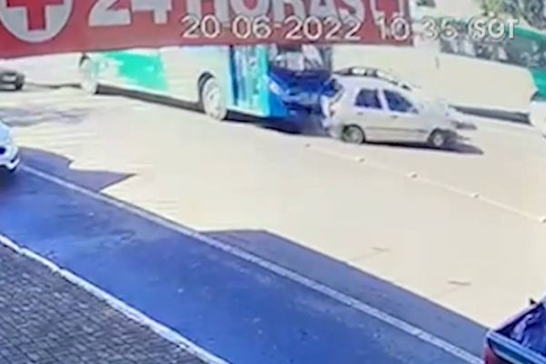 Imagem referente a notícia: Câmera registra colisão entre carro e ônibus na Avenida Brasil; Mãe e bebe recém ficam feridas