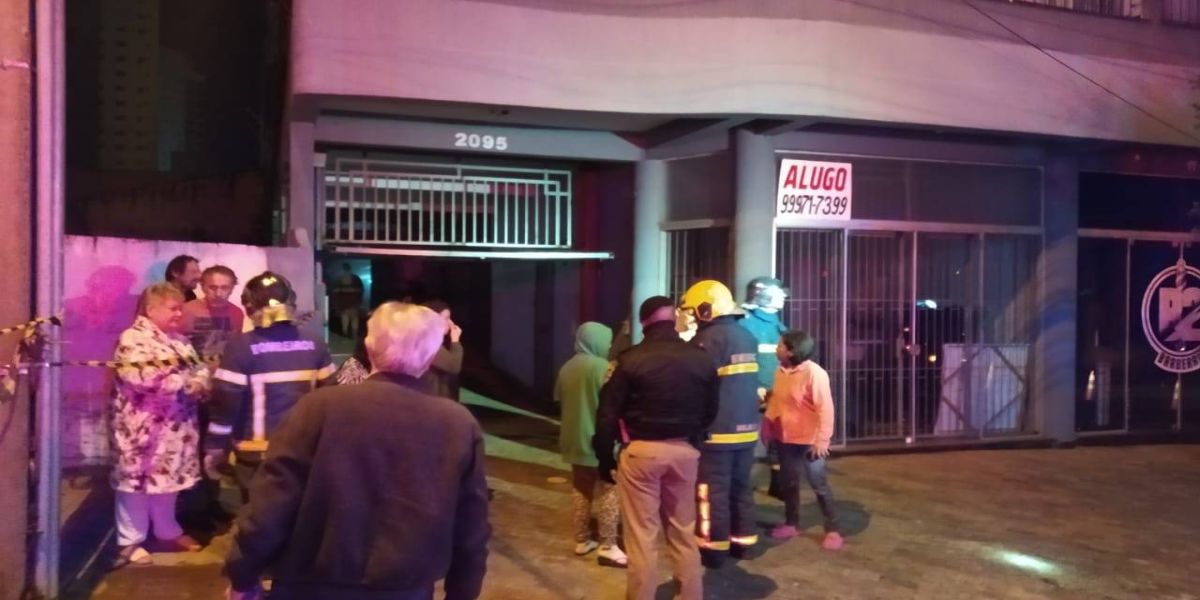 Briga de casal termina com apartamento completamente destruído por incêndio em Cascavel