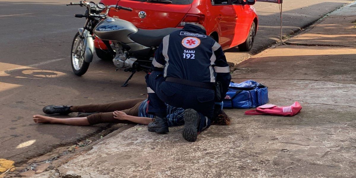 Jovem é atropelada por moto na Rua Europa no Bairro Periolo