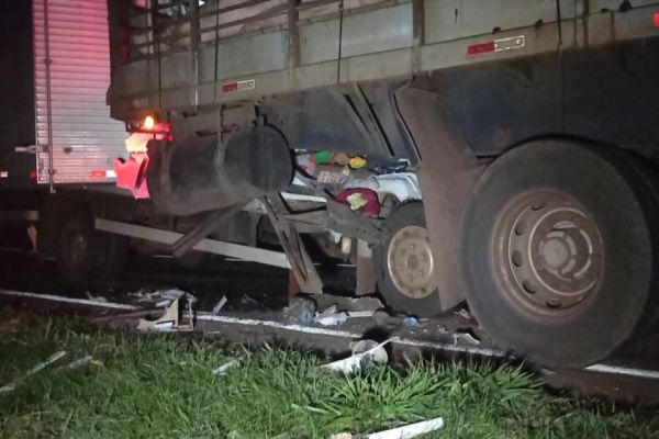 Caminhoneiro de Cascavel morre ao bater na traseira de carreta na PR-158