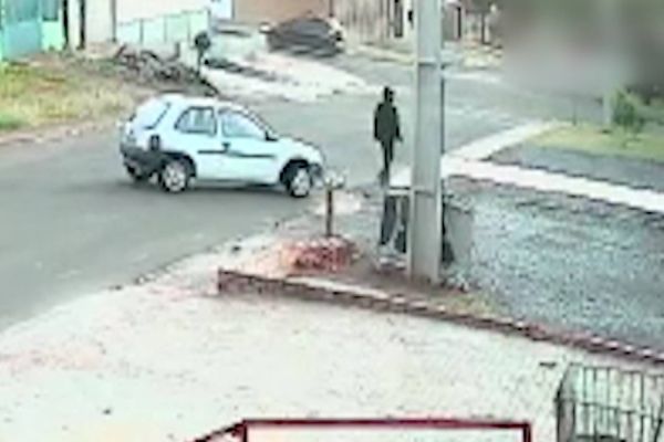 Imagem referente a notícia: Corsa  é furtado no Bairro Brasmadeira; Câmera de segurança registrou a ação dos marginais