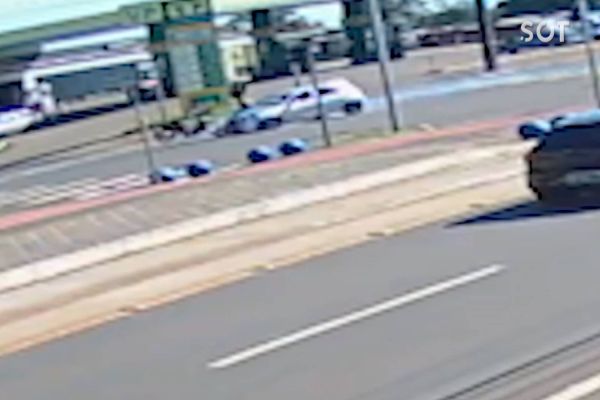 Imagem referente a notícia: Câmera de segurança registra violenta colisão entre carro e moto no Bairro Country