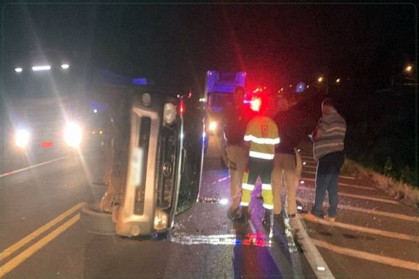 Imagem referente a notícia: Caminhonete tomba após forte colisão com caminhão na BR-369, em Cascavel