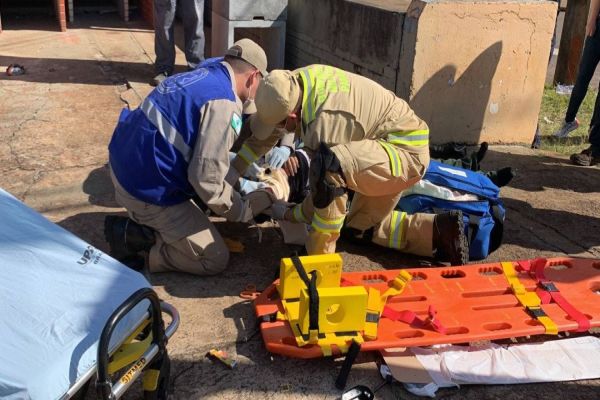 Imagem referente a notícia: Motociclista sofre múltiplas fraturas em forte colisão de trânsito na Avenida Barão do Rio Branco
