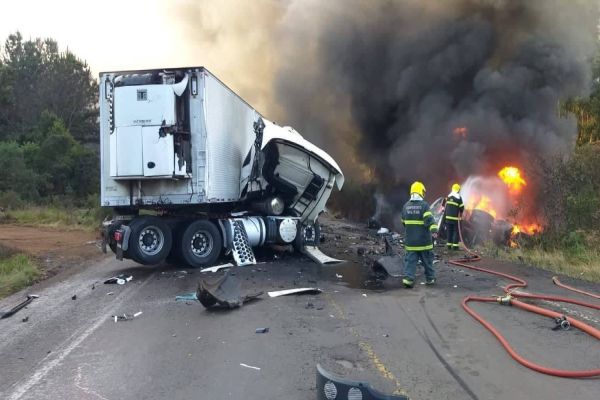 Imagem referente a notícia: Dois Caminhoneiros morrem após colisão na BR-282 em Ponte Serrana