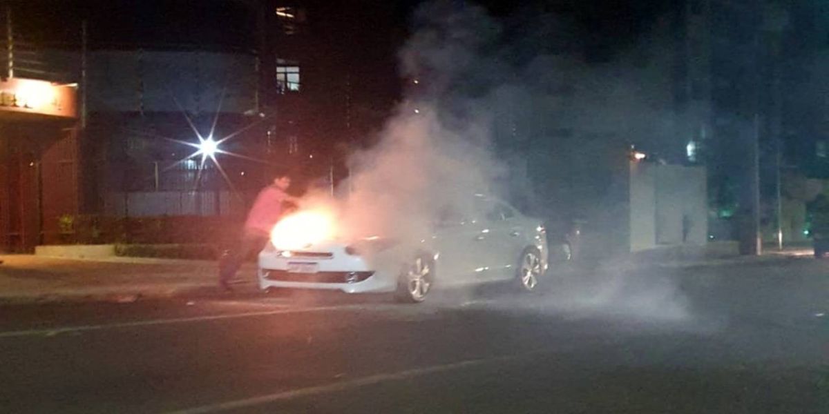Renault Fluence é consumido por incêndio na Rua Minas Gerais