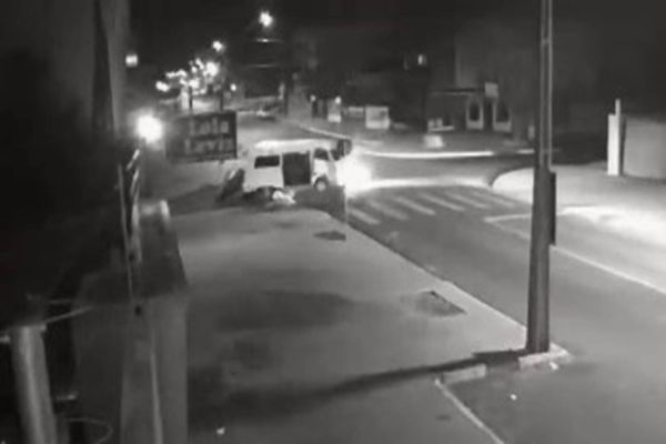 Imagem referente a notícia: Impressionante: Câmera de segurança registra acidente fatal na Rua Itália em Cascavel