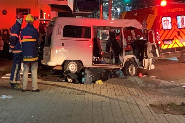 Imagem referente a notícia: Tragédia: Homem morre após violenta colisão entre Kombi e moto na Rua Itália no Jardim Veneza
