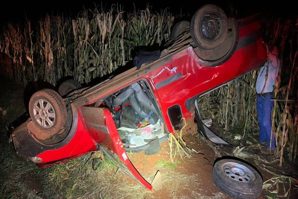 Carro capota na PR-573, próximo à Comunidade Campininha em Corbélia