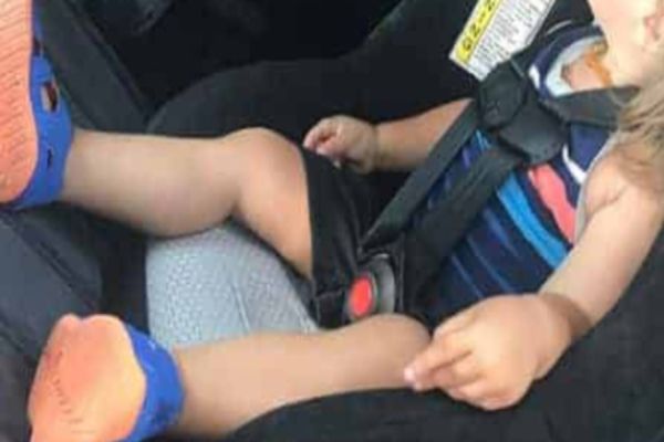 Mãe esquece filho de 5 anos em carro e criança morre de calor em dia de 38°C