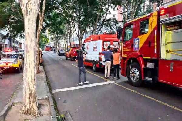 Tio e sobrinho de 3 anos morrem atropelados por biarticulado na capital do Paraná