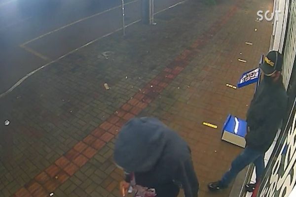 Imagem referente a notícia: Farmácia é alvo de ação criminosa no Bairro São Cristóvão em Cascavel