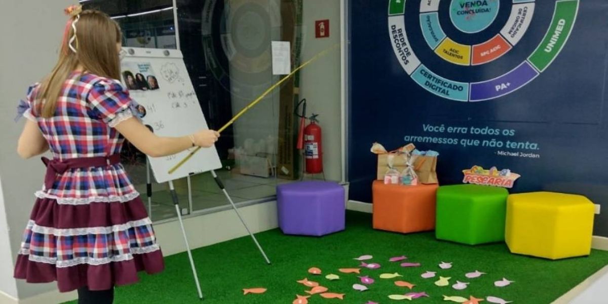 Acic usa brincadeira lúdica para reforçar conceitos ambientais