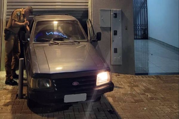 Imagem referente a notícia: Gangue da Marcha à Ré ataca novamente: O Alvo foi uma loja de celulares na Av. Papagaios