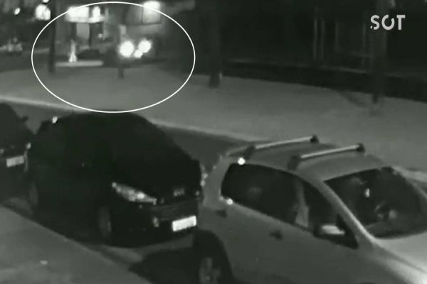 Imagem referente a notícia: Idosa morre após ser atropelada por veículo furtado no Paraná; O carro foi incendiado