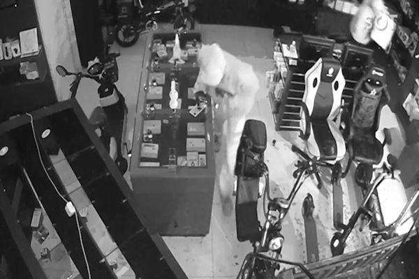 Imagem referente a notícia: Câmera de segurança registra ação da Gangue da Marcha à Ré no Bairro Floresta