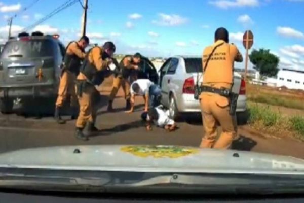 Imagem referente a notícia: Câmera instalada em viatura mostra perseguição policial no norte do Paraná