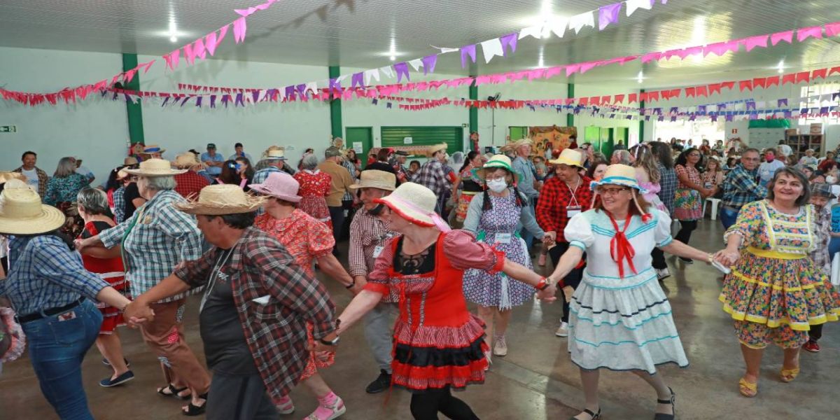 Com traje caipira e muita animação, terceira idade se esbalda em festa Junina do FeliCidade do Idoso