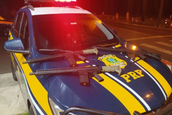 Imagem referente a notícia: PRF e Receita Federal apreendem três fuzis durante abordagem a ônibus na BR-277