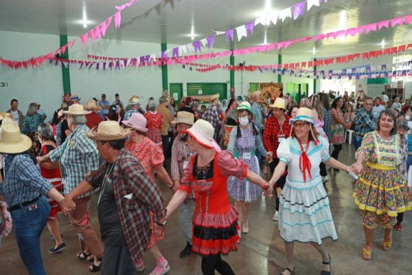 Com traje caipira e muita animação, terceira idade se esbalda em festa Junina do FeliCidade do Idoso