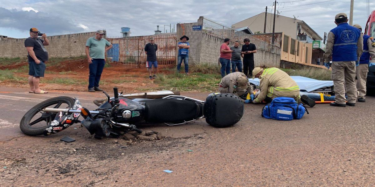 Motociclista sofre fratura em punho após ser fechado por carro na Avenida Corbélia