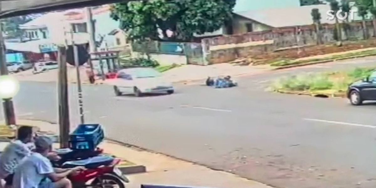 Câmera de segurança registra colisão entre carro e moto na Av. Corbélia no Bairro Periolo