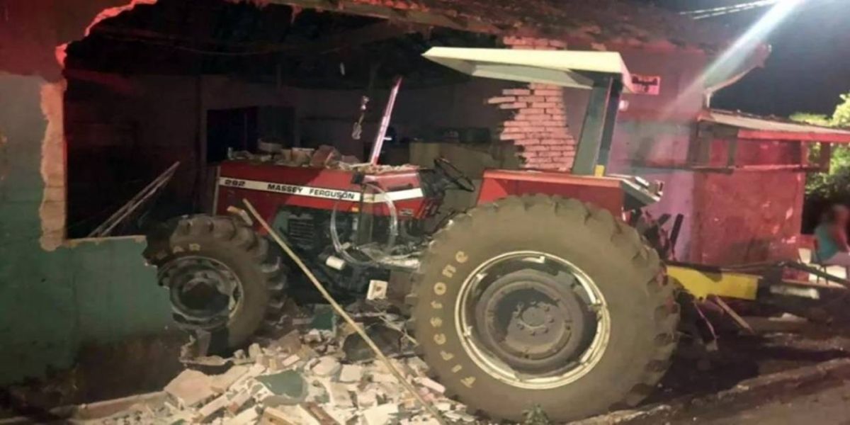 Homem invade casa com trator e deixa pai e filha feridos no Paraná