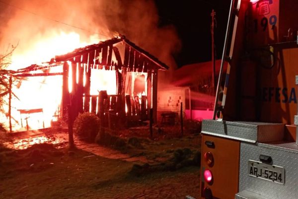 Imagem referente a notícia: Mulher morre em incêndio criminoso em Quedas do Iguaçu; Na casa havia uma criança de 6 anos
