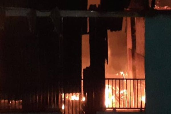 Casal vai a igreja e ao retornar encontra imóvel em chamas em Ampére