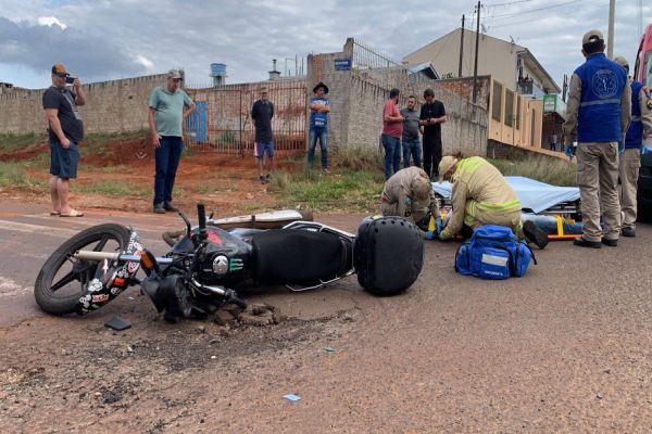 Imagem referente a notícia: Motociclista sofre fratura em punho após ser fechado por carro na Avenida Corbélia
