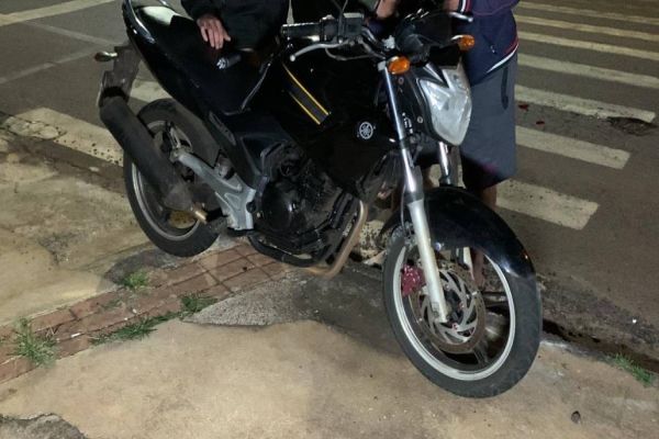 Imagem referente a notícia: Entregador fica ferido após colisão na Avenida das Pombas no Jardim Clarito em Cascavel