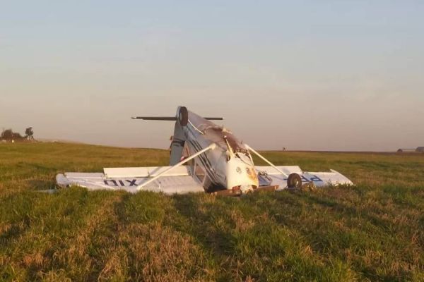 Uma pessoa morre, e duas ficam feridas após queda de avião de pequeno porte, em Arapongas