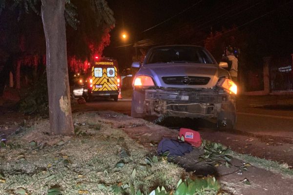 Imagem referente a notícia: Homem fica ferido após carro colidir fortemente contra arvore no Jardim Clarito