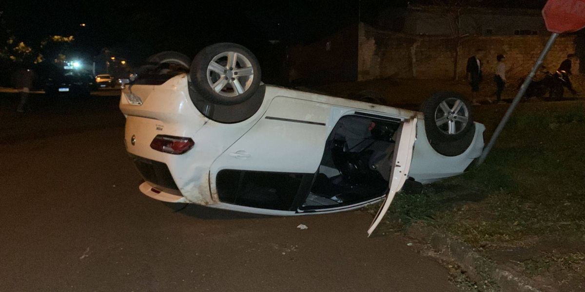Fox capota após forte colisão de trânsito no Bairro Periolo em Cascavel