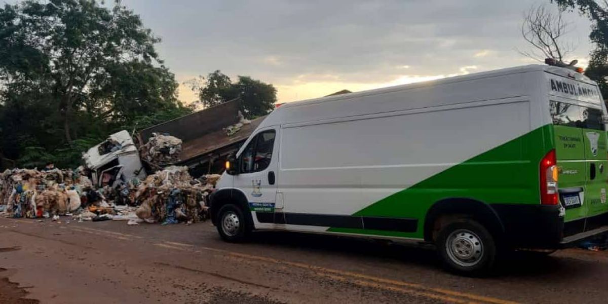 Caminhão carregado com recicláveis tomba na PR-484 em Boa Vista da Aparecida