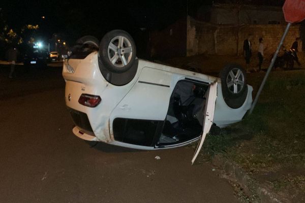 Imagem referente a notícia: Fox capota após forte colisão de trânsito no Bairro Periolo em Cascavel