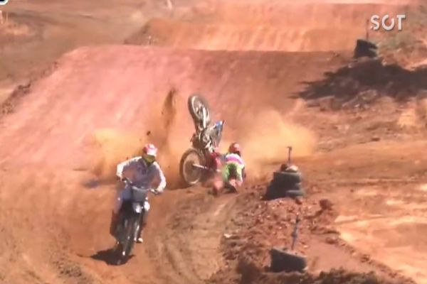 Imagem referente a notícia: Piloto de motocross morre após queda em campeonato em MT