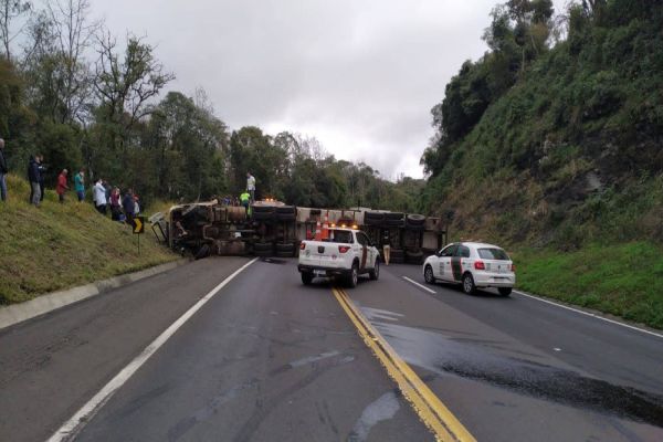 Tombamento de carreta é registrado na BR-277; A rodovia ficou totalmente interditada