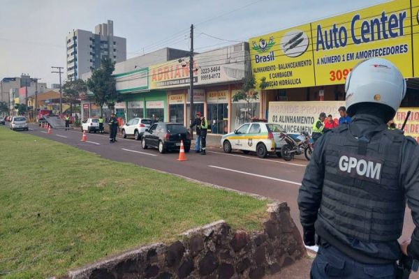 16 condutores não habilitados e três motos com escapamento adulterado, são flagrados em blitz