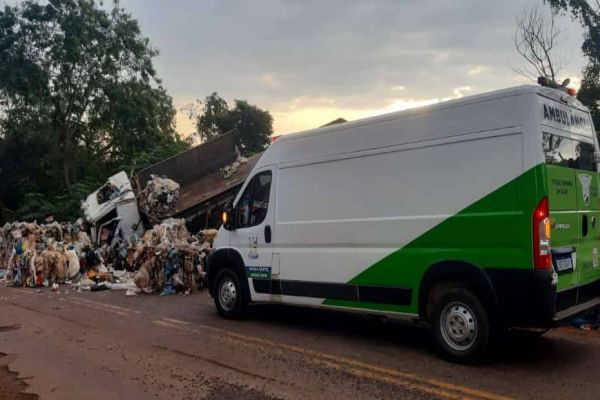 Caminhão carregado com recicláveis tomba na PR-484 em Boa Vista da Aparecida
