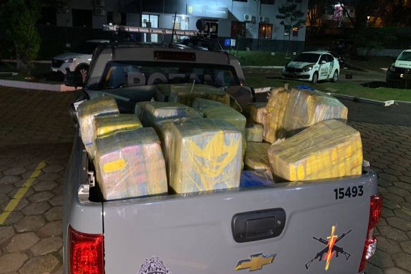 Imagem referente a notícia: Polícia Militar apreende quase uma tonelada de maconha na PR-488 em Vera Cruz do Oeste