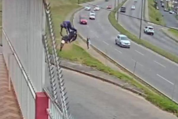 Imagem referente a notícia: Câmera de segurança registra motociclista sendo fechado, saindo da rodovia e sofrendo queda fatal