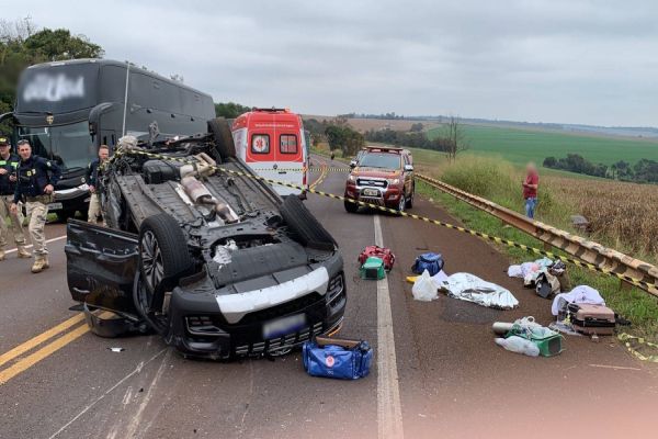 Imagem referente a notícia: Duas pessoas morrem em gravíssimo acidente entre cinco carros na BR-369 em Cascavel