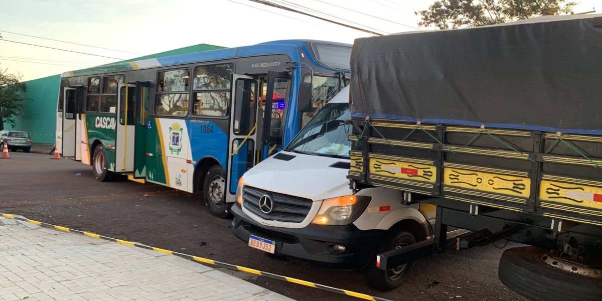 Van Escolar é prensada em caminhão em forte batida com ônibus no Bairro São Cristóvão